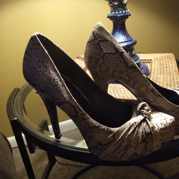 Shoes - Picture 3 of 8